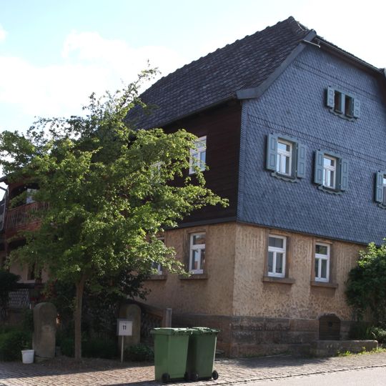 Zweigeschossiges Halbwalmdachhaus