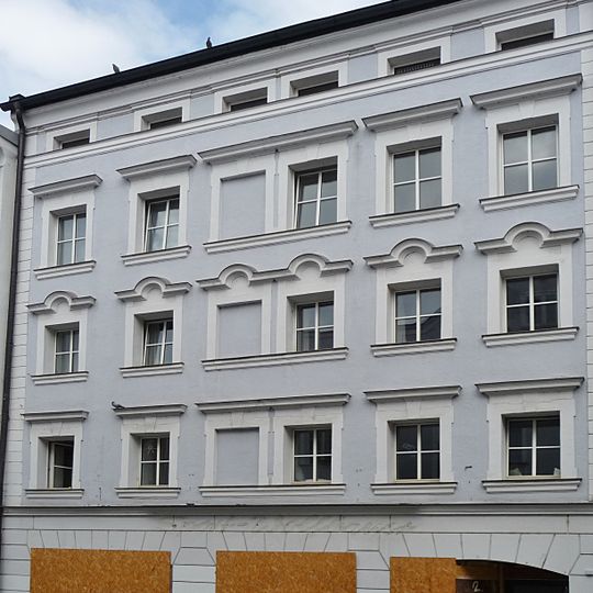 Ehemaliges Wohnhaus mit Gastwirtschaft, jetzt Wohn- und Geschäftshaus