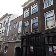 Pand met gevel met verkropte kroonlijst