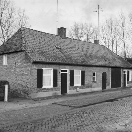 Linker gedeelte van een dubbele langgevelboerderij. Pannen wolfdak