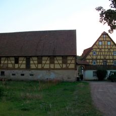Wohnstallhaus, Seitengebäude, Stallgebäude und Torbogen eines Vierseithofes Hauptstraße 59