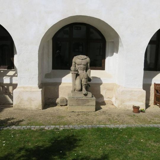 Torzo pomníku padlým v 1.světové válce v atriu muzea ve Stříbře