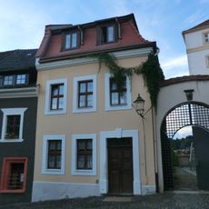 Wohnhaus in geschlossener Bebauung, Eckhaus mit Schwibbogen zum Vogtshof Karpfengrund 9