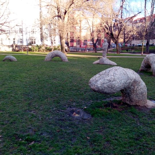 Plastika Had v parku Portheimka na Smíchově