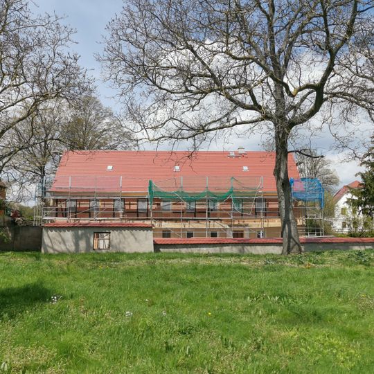 Wohnstallhaus und Seitengebäude eines Dreiseithofes Zetta 9