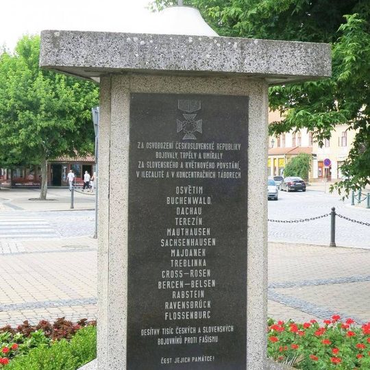 Pomník padlým v 2.světové válce na Kruhovém náměstí v Žatci