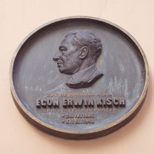 Pamětní deska Egona Erwina Kische v Melantrichově ulici v Praze