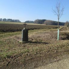 Kříž mezi Honezovicemi a Nedražicemi