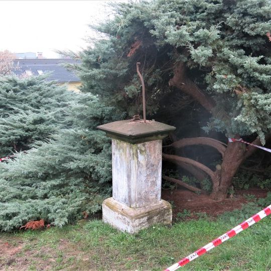 Kříž v Hlavní ulici v Předboji