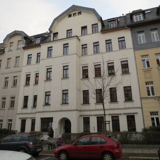 Mietshaus in geschlossener Bebauung mit Vorgarten Lohrstraße 37