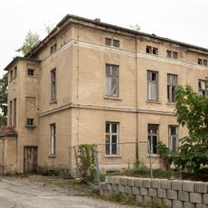 Herrenhaus (Nr. 21), Verwalterhaus (Nr. 23) und westliches Wirtschaftsgebäude über winkligem Grundriss des Vorwerks Birkau Birkau 21, 23
