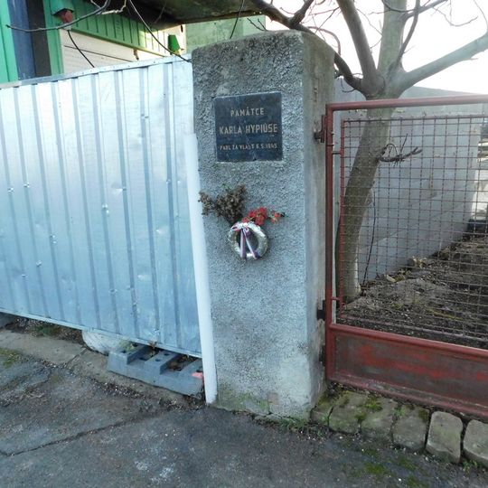 Pamětní deska Karla Hypiuse na domě Neherovská 1518/2 v Dejvicích