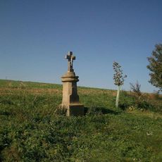 Kříž východně od Dolní Bělé u polní cesty