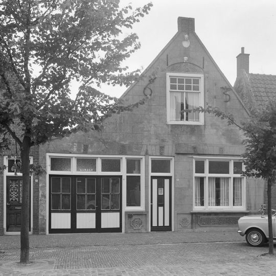 Pand met gecementeerde puntgevel, oorspronkelijk een trapgevel