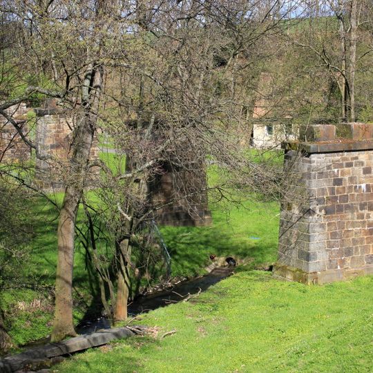 Stahlbalkenbrücke auf Natursteinpfeilern über die Schwarze Elster