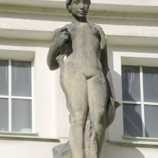 Sochy alegorií Želivky a Blanice Podblanické na průčelí Podolské vodárny