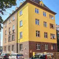 Mietshaus in halboffener Bebauung in Ecklage, Teil einer einheitlich gestalteten Häuserzeile (zugehörig Leipziger Straße 146, 148, 150, 152, 154, 156, 158) Nordplatz 19