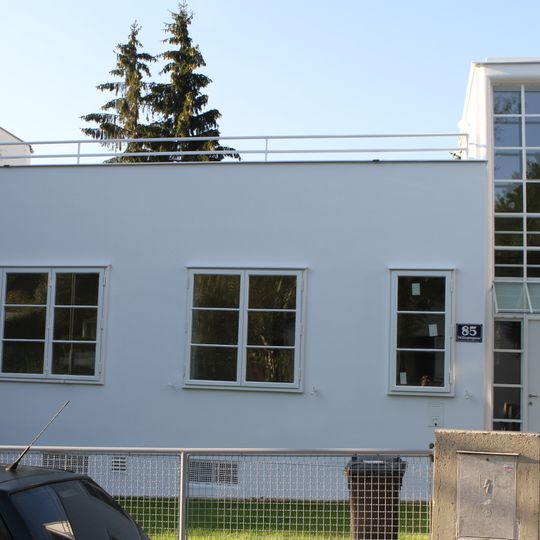 Wohnhäuser mit Einfriedung – Werkbundsiedlung