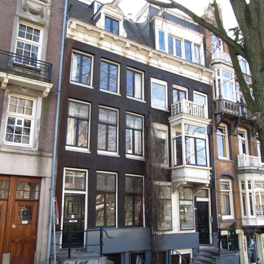 Huis met gevel onder rechte lijst met consoles, triglyfen en dakkapel