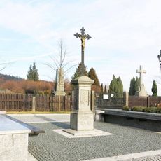 Kříž před hřbitovem ve Velkém Šenově