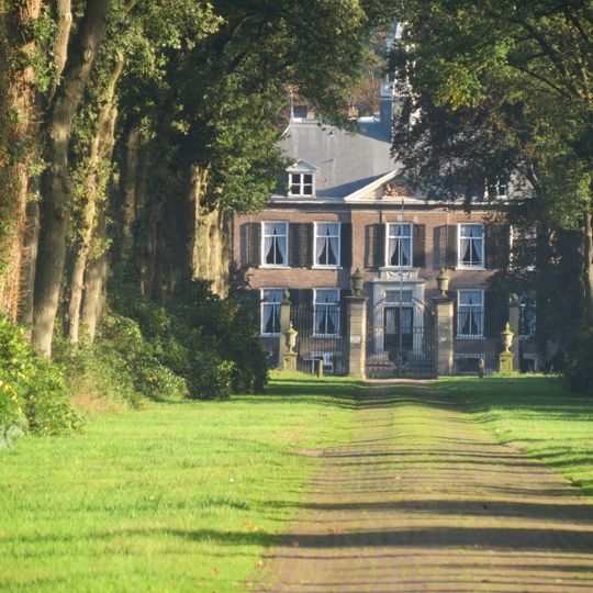 Pastorie met hekwerk bestaat uit een voorhuis en een achterbouw