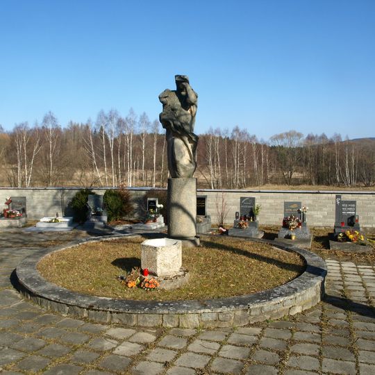 Plastika na hřbitově ve Stachách