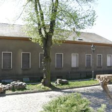 Wohnhaus mit Wirtschaftsgebäuden, Einfriedung Dorfstraße 29