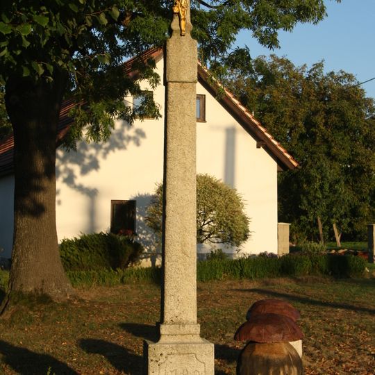 Boží muka na rozcestí na východním okraji Kněževsi