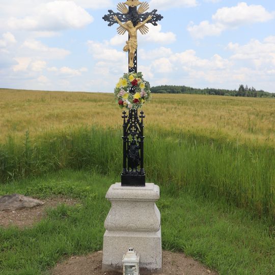Kříž jižně od Radkovic u Budče