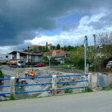 Most ulice U Hřiště přes Únětický potok v Tuchoměřicích