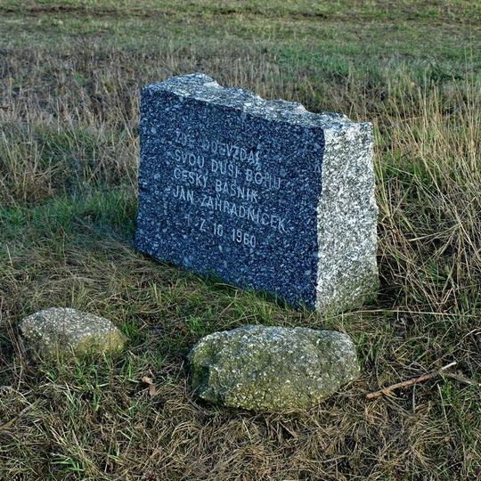 Pomník Janu Zahradníčkovi jižně od Vlčatína