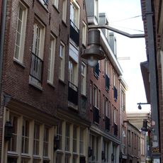 Pand met puntgevel met gevelsteen