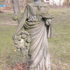 Sochy alegorií Jaro a Podzim v zámeckém parku v Liběchově