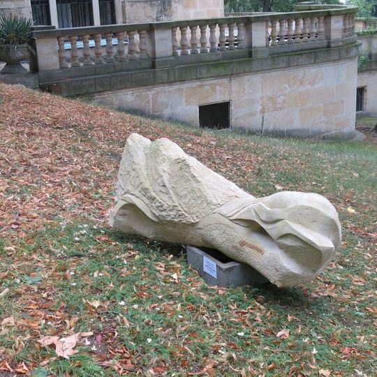 Kamenná plastika Labská královna v zahradě rozhlasu v Ústí nad Labem