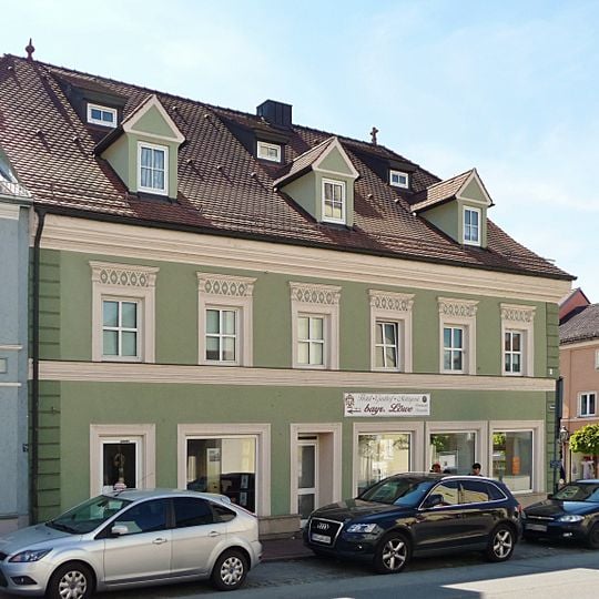 Wohn- und Geschäftshaus