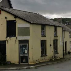 Glanadair with railings and attached shop