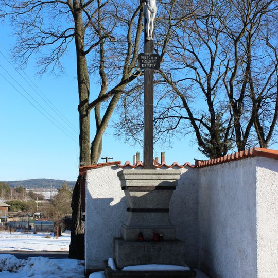 Kříž u kostelní zdi ve Velkém Boru