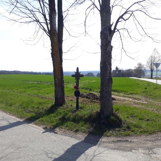 Kříž jižně od Ratibořských Hor u křižovatky