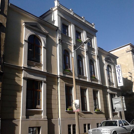 Wohnhaus, nach links in geschlossener Bebauung Bismarckstraße 21