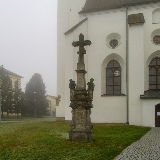 Kříž ve Velkých Losinách u kostela