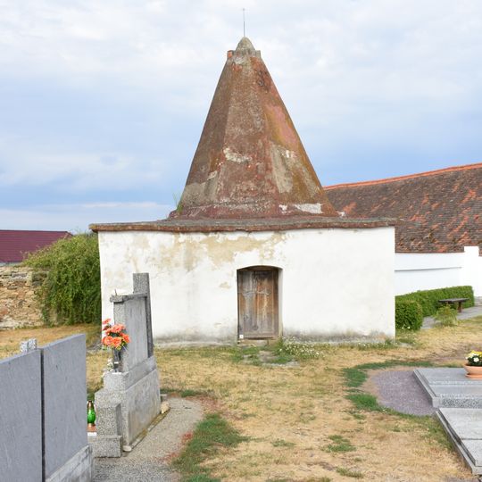 Karner na hřbitově v Oleksovicích
