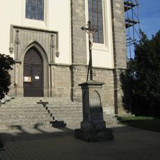 Pamětní kříž před kostelem Panny Marie Vítězné ve středu Řepína