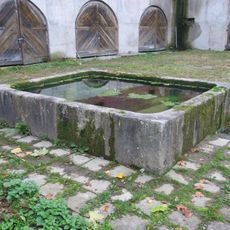 Kašna u hospodářské budovy zámku v Liběchově