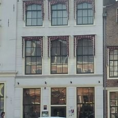 Pand met gepleisterde lijstgevel