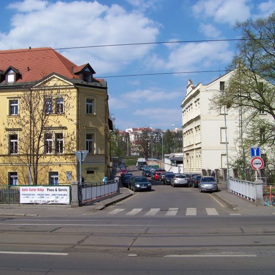 Most Závišovy ulice přes Botič