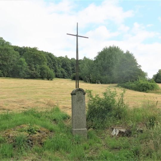 Kříž u rozcestí poblíž domu 67 v Mikulášovicích