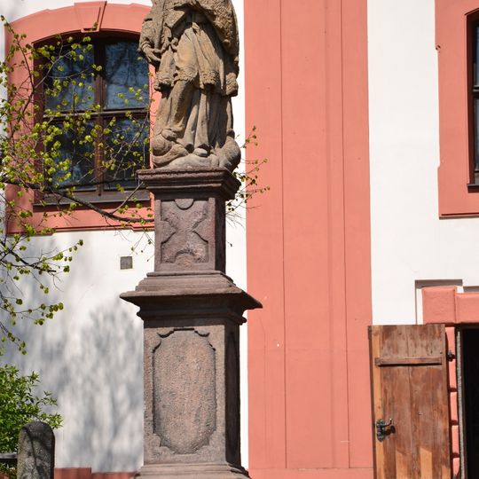 Socha svatého Jana Nepomuckého na náměstí ve Valči