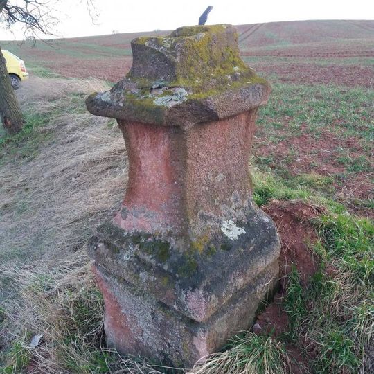 Kříž v Drahonicích při silnici na Lubenec