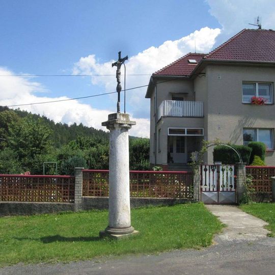 Kříž ve Vlčicích u křižovatky