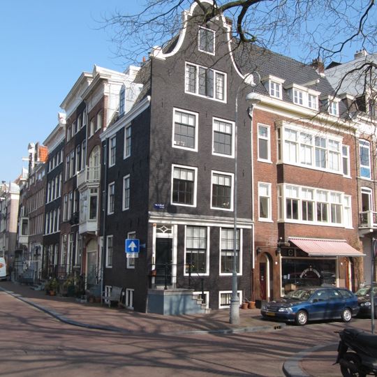 Hoekhuis met ingezwenkte halsgevel